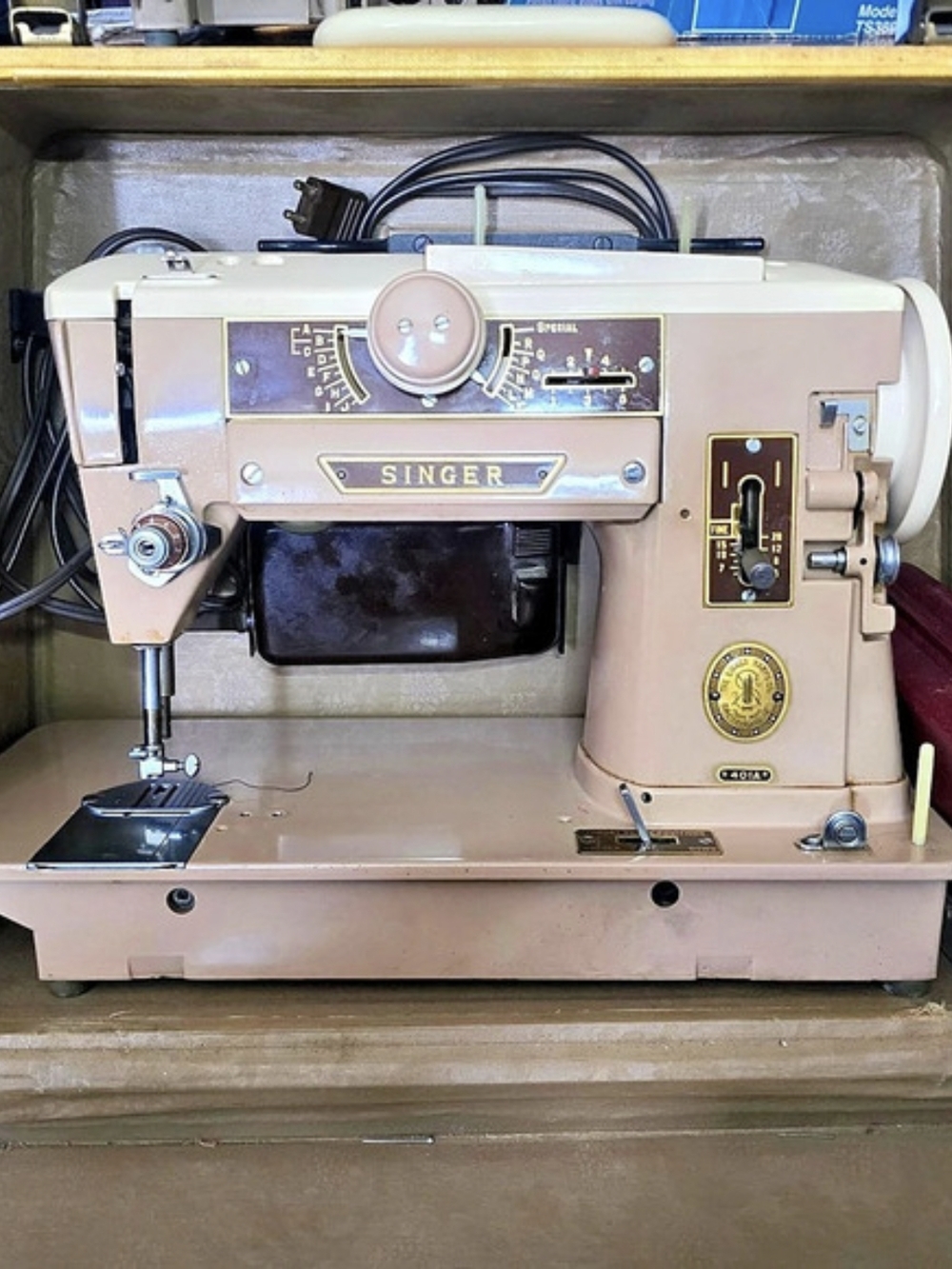 Singer 401A Slant-O-Matic Sewing Machine Trapezoid Case 
Sews And Runs Serviced